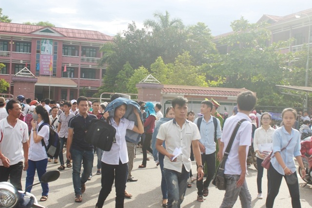 Thí sinh Quảng Trị rời trường thi.