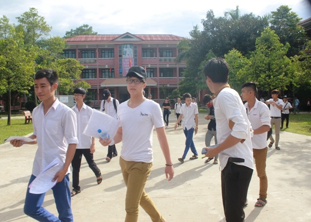 
10 phút sau khi trống báo hiệu thu bài, thí sinh Quảng Trị rời phòng thi.
