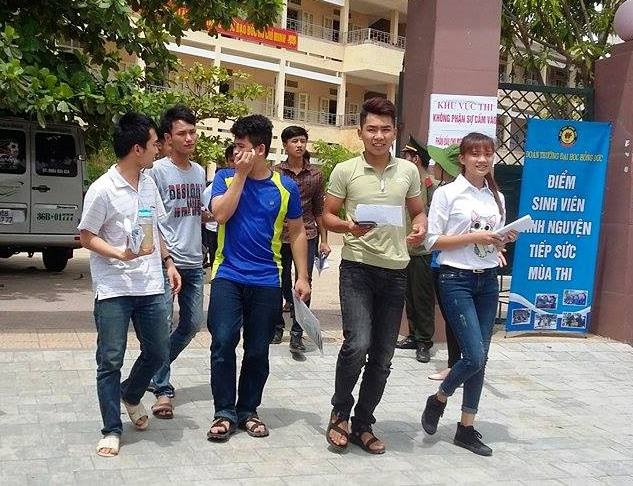 Thí sinh than đề tiếng Anh quá dài - 3
Thí sinh ở Thanh Hóa kết thúc môn thi thứ 2