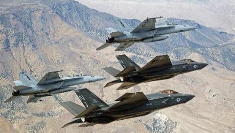 Hải quân đánh bộ Mỹ bắt đầu dùng F/A-18 "nghĩa địa" - 1 2 chiếc F-35C Lightning II và 2 chiếc F/A-18E/F Super Hornet bay qua căn cứ huấn luyện của không quân hải quân Fallon ở Nevada