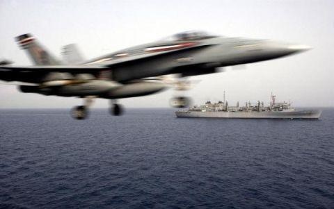 Thổ tiến công Aleppo, Mỹ không kích từ Địa Trung Hải - 1 Chiến đấu cơ FA-18 Hornet của Mỹ cất cánh từ tàu sân bay USS Harry Truman ở Địa Trung Hải để không kích IS. Ảnh: AP