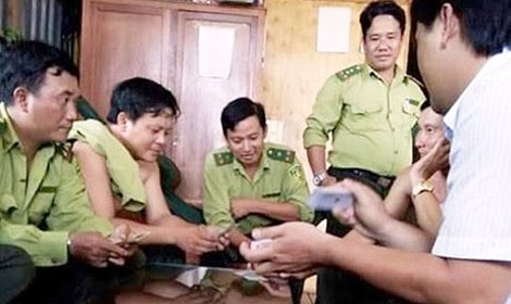 Kiểm lâm đánh bài kiếm tiền uống nước - 1 Một số Kiểm lâm Vườn quốc gia mũi Cà Mau đánh bài ăn tiền.