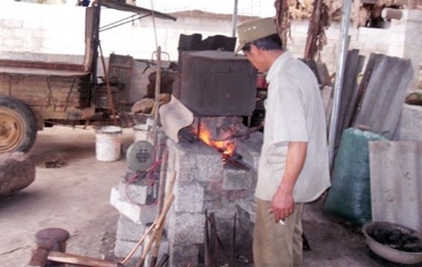 Bí ẩn làng nghề 'rèn dao bằng mắt' nơi miền sơn cước - 1 Ông Lương Văn Pờ kể chuyện rèn dao, búa bằng mắt cùng phóng viên.