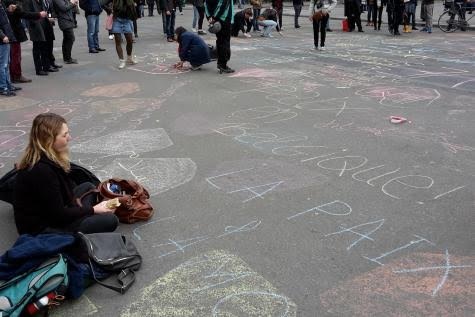 Thư Brussels: Học cách sống từ những cuộc khủng bố - 1 Một người phụ nữ ở Brussels với thông điệp Hòa bình.