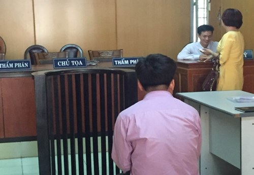 Bị buộc thôi việc, giáo viên nhắn tin đe doạ giết đồng nghiệp - 1 Bị cáo Cao Minh Đức tại tòa