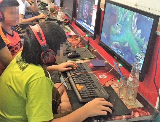 Trẻ em “lớn sớm” cũng lo - 1 
Trẻ tiếp xúc quá nhiều với ánh sáng nhân tạo có thể dẫn đến tình trạng dậy thì sớm Ảnh: HOÀNG TRIỀU