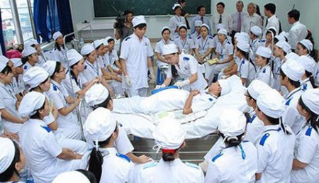 Sinh viên trường Y: Áp lực như đi trực? - 1 Sinh viên trường đại học Y dược Cần Thơ đang thực tập (ảnh minh họa)