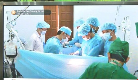 Điều máy bay ra Trường Sa cứu bệnh nhân bị đứt tụy - 1 Các y, bác sĩ đang mổ cho bệnh nhân. Ảnh: TÙNG SƠN