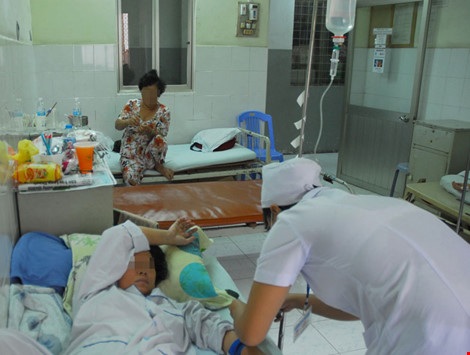 Lạm dụng truyền dịch, coi chừng tai biến - 1 Để đề phòng tai biến, nhân viên y tế và cả người bệnh nhất thiết không được tự ý truyền dịch mà chưa có chỉ định của bác sĩ. Ảnh: HTD