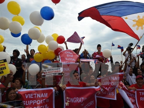 Dư luận người Việt và bạn bè tại Pháp về phán quyết của PCA - 1 Các nhà hoạt động Philippines vui mừng sau phán quyết của Tòa Trọng tài ở Lahay trong cuộc tuần hành tại Manila ngày 12/7 vừa qua. (Ảnh: AFP/TTXVN)