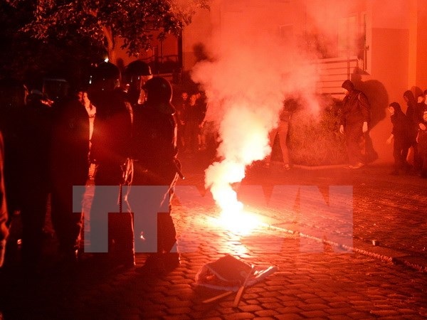 Đức: Biểu tình cực tả biến thành bạo loạn đường phố tại Berlin - 1 Cảnh sát phun hơi cay giải tán đám đông biểu tình quá khích tại Berlin. (Nguồn: EPA/TTXVN)