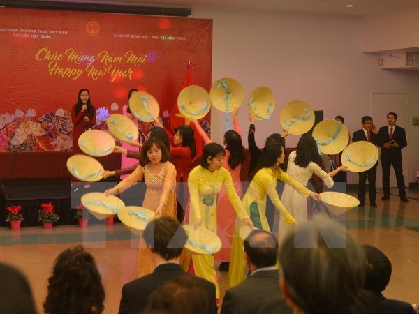 Cộng đồng người Việt tại New York, Ukraine đón Tết Bính Thân - 1 Tiết mục văn nghệ múa nón do đội văn nghệ Phái đoàn thường trực Việt Nam tại Liên hợp quốc biểu diễn tại chương trình. (Ảnh: Hữu Hoàng/TTXVN)