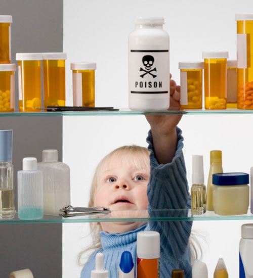 Tưởng nước ngọt, 3 anh em ruột uống chai thuốc diệt cỏ - 1 Các bác sĩ khuyến cáo không để những chai lọ chứa chất độc trong tầm với của trẻ nhỏ - Ảnh minh họa