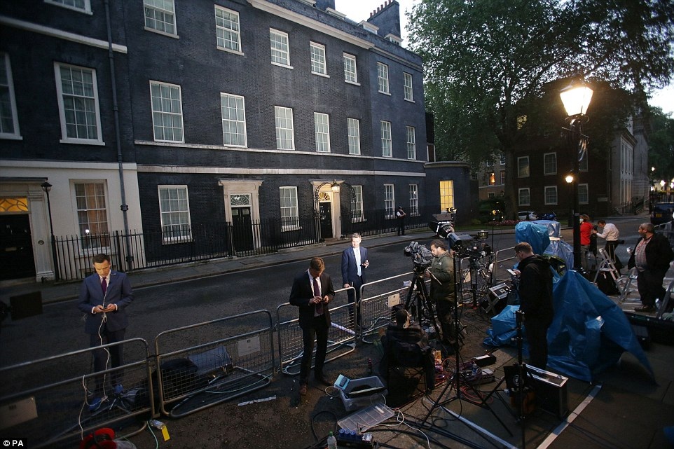 Cử tri Anh ăn mừng sớm chiến thắng Brexit - 9
Khung cảnh phía trước Văn phòng Thủ tướng Anh ở Downing Street, phóng viên các hãng truyền thông đã sẵn sàng cho việc Thủ tướng Cameron sẽ có bài phát biểu sau khi có kết quả trưng cầu. (Ảnh: PA)