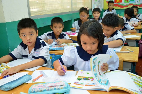 Vẫn bơ phờ vì bài tập về nhà - 1 Chương trình tiểu học quá nặng cũng là một lý do khiến giáo viên phải giao bài tập về nhà cho học sinh. (Ảnh: Tấn Thạnh)