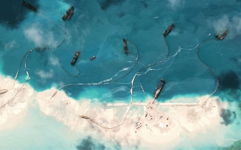 Hình ảnh vệ tinh bãi Vành Khăn bị Trung Quốc cải tạo phi pháp ở Biển Đông. Ảnh AP