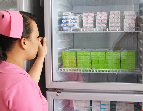 Phạt 10 cơ sở sai phạm trong công tác tiêm chủng - 1
Vắc xin tiêm chủng phải được bảo quản trong hệ thống lạnh. Ảnh: TRẦN NGỌC