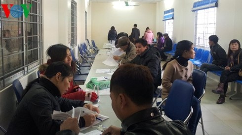 Hà Nội: Hàng chục nghìn cơ hội việc làm miễn phí cho người lao động - 1 Người lao động tìm việc làm tại một trung tâm (Ảnh minh họa)