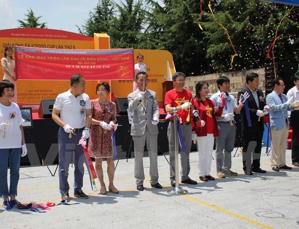 Hàn Quốc: Triển lãm ảnh Trung Quốc hoạt động trái phép ở Biển Đông - 1 Các đại biểu cắt băng khai mạc triển lãm ảnh. (Ảnh: Phạm Duy/Vietnam+)