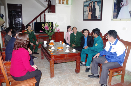 Đảng viên trẻ tình nguyện nhập ngũ - 1 Các ban, ngành, đoàn thể địa phương động viên đảng viên trẻ Trần Mạnh Cường (ở giữa, hàng ghế bên phải) chuẩn bị lên đường nhập ngũ.