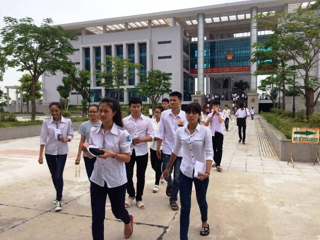 Đề Toán không dễ giật điểm 10, thí sinh bùi ngùi ra sớm - 28 Thí sinh Hà Nam nhận định đề môn Toán năm nay dễ hơn năm ngoái nhưng khó lấy được điểm 10 (ảnh Việt Linh)