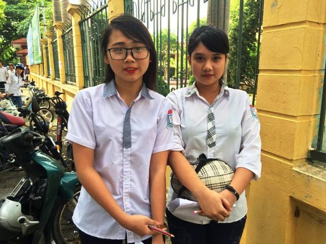 Thí sinh than đề tiếng Anh quá dài - 24 Thí sinh Vũ Thị Ngọc Ánh, học sinh THPT Bắc Lý (bên phải) - Ảnh Việt Linh