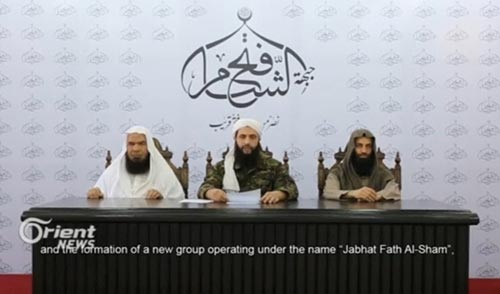 Xáo trộn bàn cờ Syria - 1 Abu Mohamad al-Golani (giữa), thủ lĩnh nhóm Mặt trận Al-Nusra, đọc tuyên bố cắt đứt quan hệ với Al-Qaeda. (Ảnh: REUTERS)