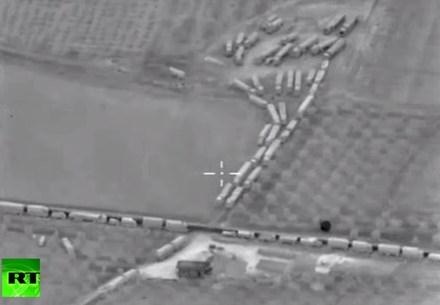 Công bố hình ảnh động trời trăm xe tải từ Thổ vào Syria - 1 Đoàn xe tải bí ẩn từ Thổ Nhĩ Kỳ xâm nhập Syria. Ảnh: RT
