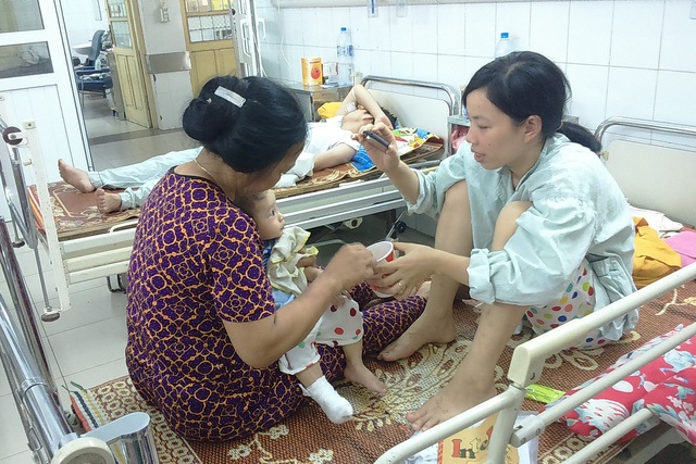 Xem bố nướng cá, con bỏng nặng - 1 Chăm sóc trẻ bị bỏng tại Bệnh viện Đa khoa Xanh Pôn. Ảnh: T.Nguyên