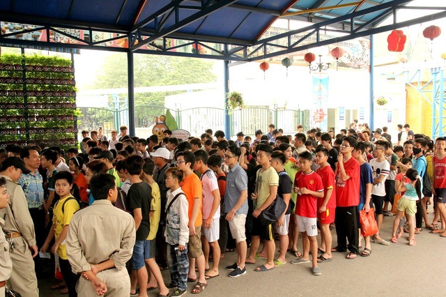 Xếp hàng dài mua vé giảm giá 80% vào Công viên nước Hồ Tây - 1