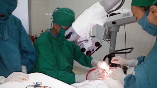 Yêu cầu kiểm điểm sai phạm Ban giám đốc BV Tai Mũi Họng TP HCM - 1 Các bác sĩ BV Tai Mũi Họng TP HCM thực hiện phẫu thuật