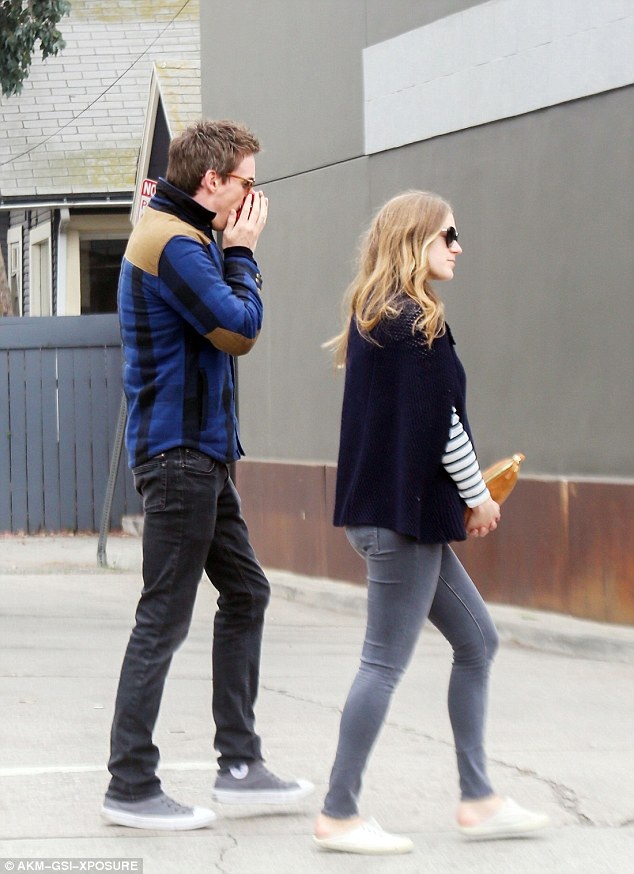 "Cô gái Đan Mạch" Eddie Redmayne nam tính khóa môi "bà xã" trẻ đẹp - 10
Eddie hiện còn là người phát ngôn cho một tổ chức dành cho những người vô gia cư thuộc giới tính thứ ba, đồng tính, lưỡng tính, và chuyển đổi giới tính tại Los Angeles Mỹ.