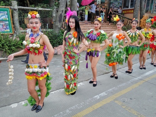 Gái trẻ sexy với thời trang củ quả xôn xao trên phố - 6 Gái trẻ sexy với thời trang củ quả xôn xao trên phố - 6