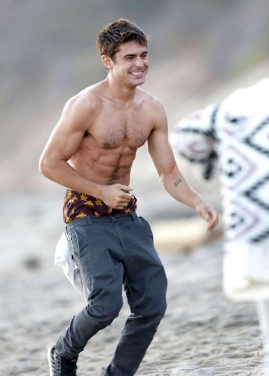 "Tan chảy" khi ngắm cơ bụng sáu múi của Zac Efron - 10
Nụ cười rạng ngời và thân hình săn chắc của Zac Efron là tâm điểm của bức ảnh thực hiện tại bãi biển ở Malibu, California vào tháng 9/2014.