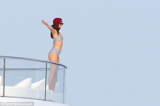 Siêu mẫu trẻ đẹp khoe dáng gợi cảm bên tay đua công thức một - 8
Barbara Palvin là một người bạn thân của Lewis, cô chăm chú ngắm nhìn anh trình diễn khả năng bơi lội.