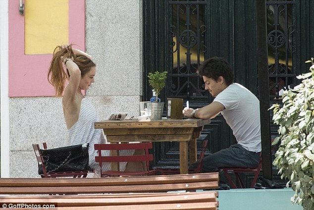 
Egor kém bạn gái tới 7 tuổi nhưng trông rất già dặn và chín chắn.
