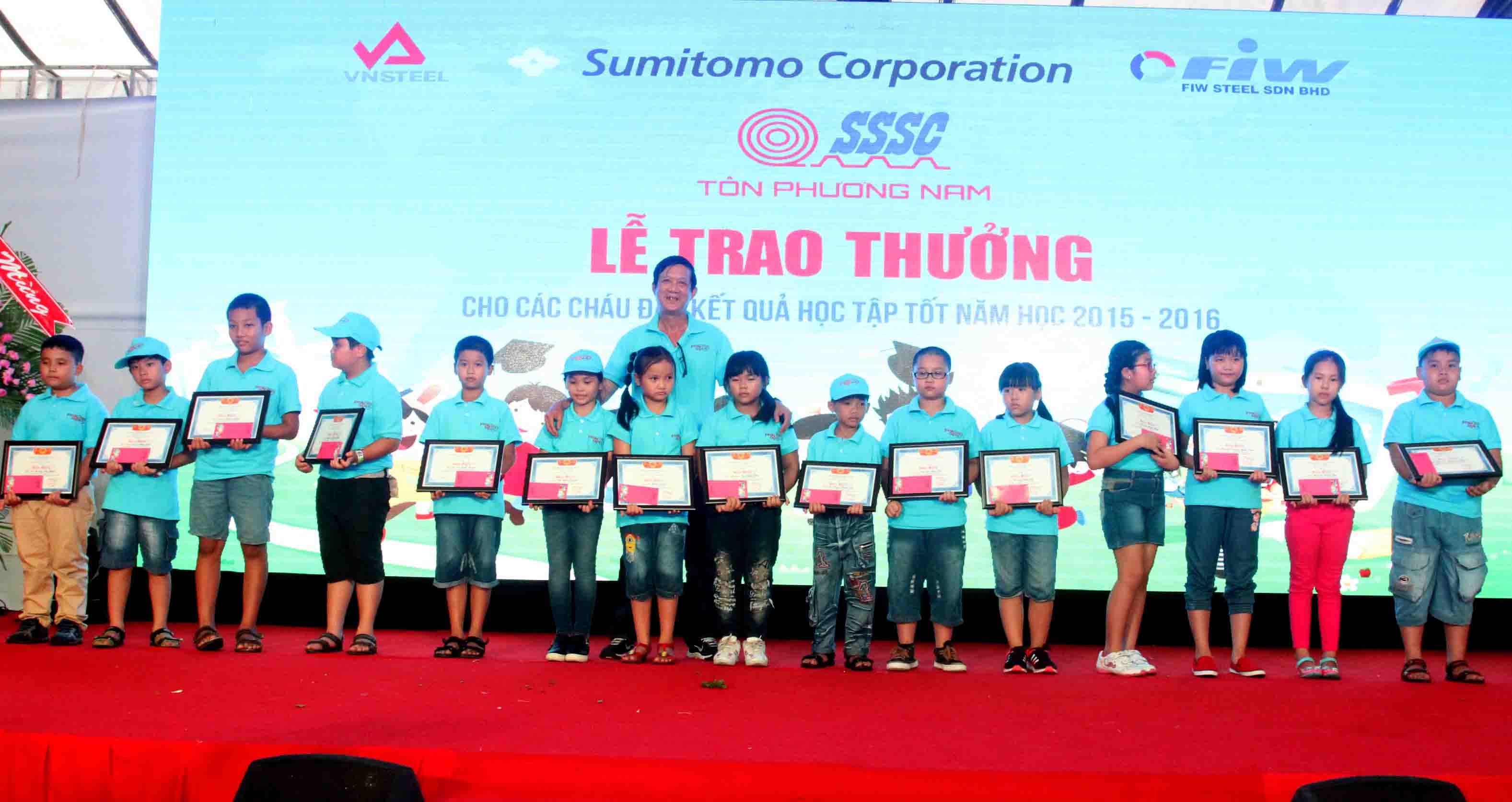 Sôi động “Ngày hội gia đình Tôn Phương Nam” - 4
Trao thưởng cho con em cán bộ công nhân viên có thành tích học tập tốt.