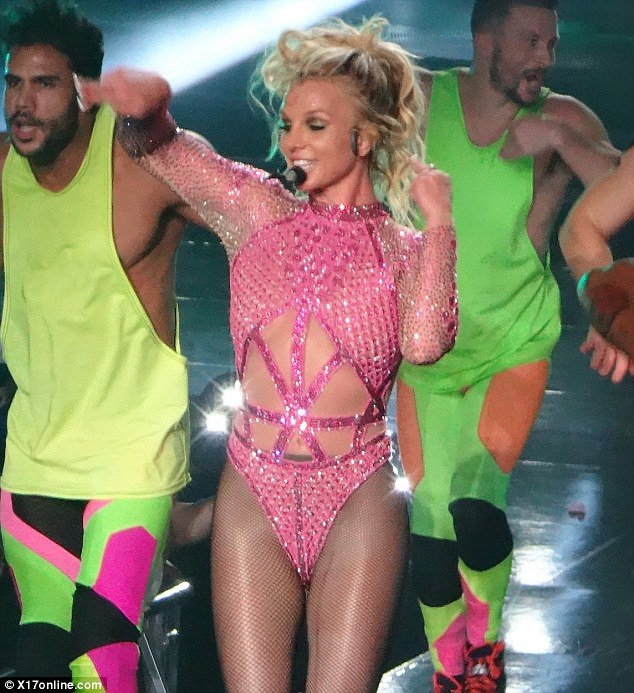 Britney Spears khoe thân hình săn chắc với loạt đồ diễn "kiệm vải" - 8
Người đẹp thay sang bộ áo tắm màu hồng lấp lánh để trình diễn một tiết mục khác. Ngôi sao 34 tuổi nhảy không biết mệt suốt buổi diễn.