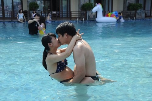 Thi hôn nhau dưới nước với nhiều tư thế "khó đỡ" - 7 Thi hôn nhau dưới nước với nhiều tư thế "khó đỡ" - 7