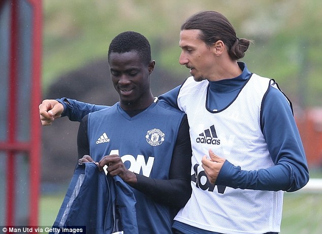 Zlatan Ibrahimovic có buổi tập đầu tiên cùng MU - 1
Ibra nói chuyện với Eric Bailly, cả hai đều là những tân binh của MU ở mùa Hè năm nay