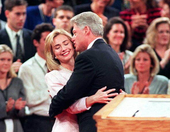 
Ông Clinton ôm hôn vợ trong cuộc tranh luận tổng thống tháng 10/1996. Ông Clinton đắc cử tổng thống nhiệm kỳ 2 trong cuộc bầu cử tháng 11 năm đó.
