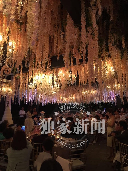 Ảnh cưới ngọt ngào và lãng mạn của Lâm Tâm Như - Hoắc Kiến Hoa - 11
Khung cảnh tiệc cưới vào tối 31/7 lung linh và sôi động.