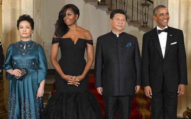 Những bộ trang phục ấn tượng nhất của đệ nhất phu nhân Mỹ Michelle Obama - 9
Bà chủ Nhà Trắng chọn một thiết kế đen sang trọng của hãng thời trang cao cấp Vera Wang trong quốc tiệc chiêu đãi Chủ tịch Trung Quốc Tập Cận Bình hồi tháng 9/2015.