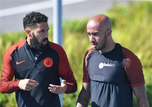 Kompany, Gundogan, Sane trở lại tập luyện cùng Man City - 1
Gael Clichy nói chuyện với Fabian Delph trên đường ra sân tập. Các cầu thủ Man City đang có trào lưu để dâu dài, rất nhiều cầu thủ của đội bóng này đang nuôi dâu