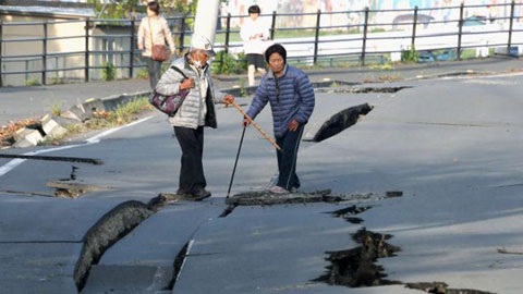 Người Nhật trật tự xếp hàng nhận cứu trợ - 10 Ảnh: Reuters