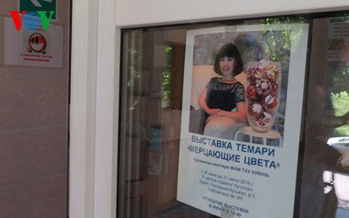 Ap-phich giới thiệu triển lãm bóng cầu thêu Lung linh sắc màu của Quỳnh.