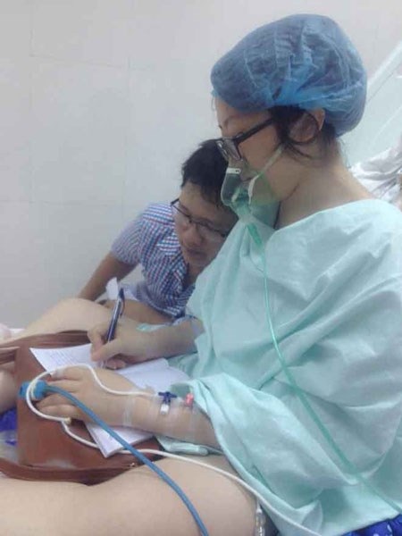 Khoảnh khắc đầu tiên và cuối cùng của người mẹ ung thư - 10 Trong những ngày điều trị bệnh, chị được người thân đặc biệt là chồng yêu thương, chăm sóc. Trong ảnh chị đang viết thư cho bé Gấu.