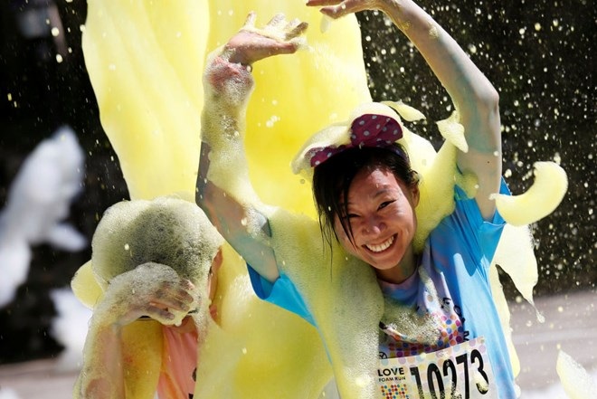 Chạy qua đám bọt trong cuộc đua Love Foam Run tại Hsinchu, Đài Loan vào ngày 29/5. (Nguồn: Sputnik).