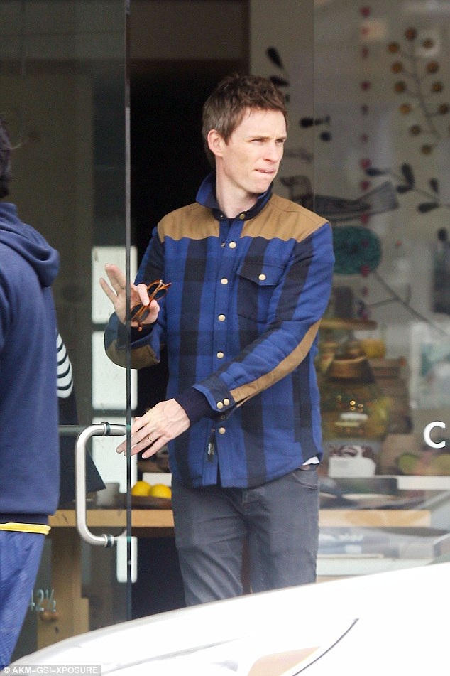 "Cô gái Đan Mạch" Eddie Redmayne nam tính khóa môi "bà xã" trẻ đẹp - 11
Sau thành công của vai diễn đồng tính trong bộ phim Cô gái Đan Mạch, Eddie được báo giới quốc tế ca tụng, khán giả hâm mộ quan tâm và nhận được đề cử Oscar dành cho Nam diễn viên chính xuất sắc nhất. Song, giải thưởng này đã thuộc về Leonardo Di Caprio.