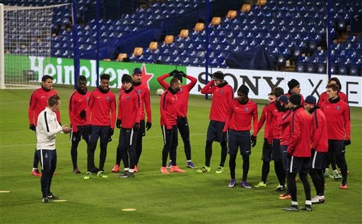 PSG tươi rói khi làm quen mặt sân Stamford Bridge - 2
Các cầu thủ PSG tập trung nghe HLV căn dặn trước khi vào buổi tập